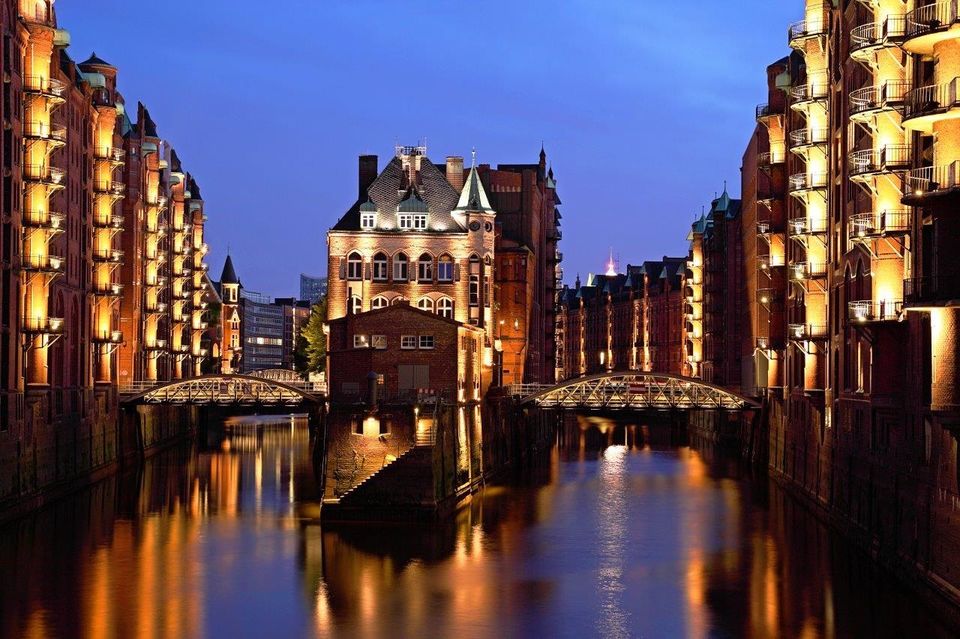 Hamburg: Evening Illumination Cruise through Harbor