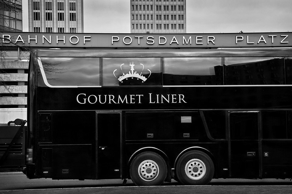 Berlin: Gourmet Liner 3.5-Hour Tour through the City